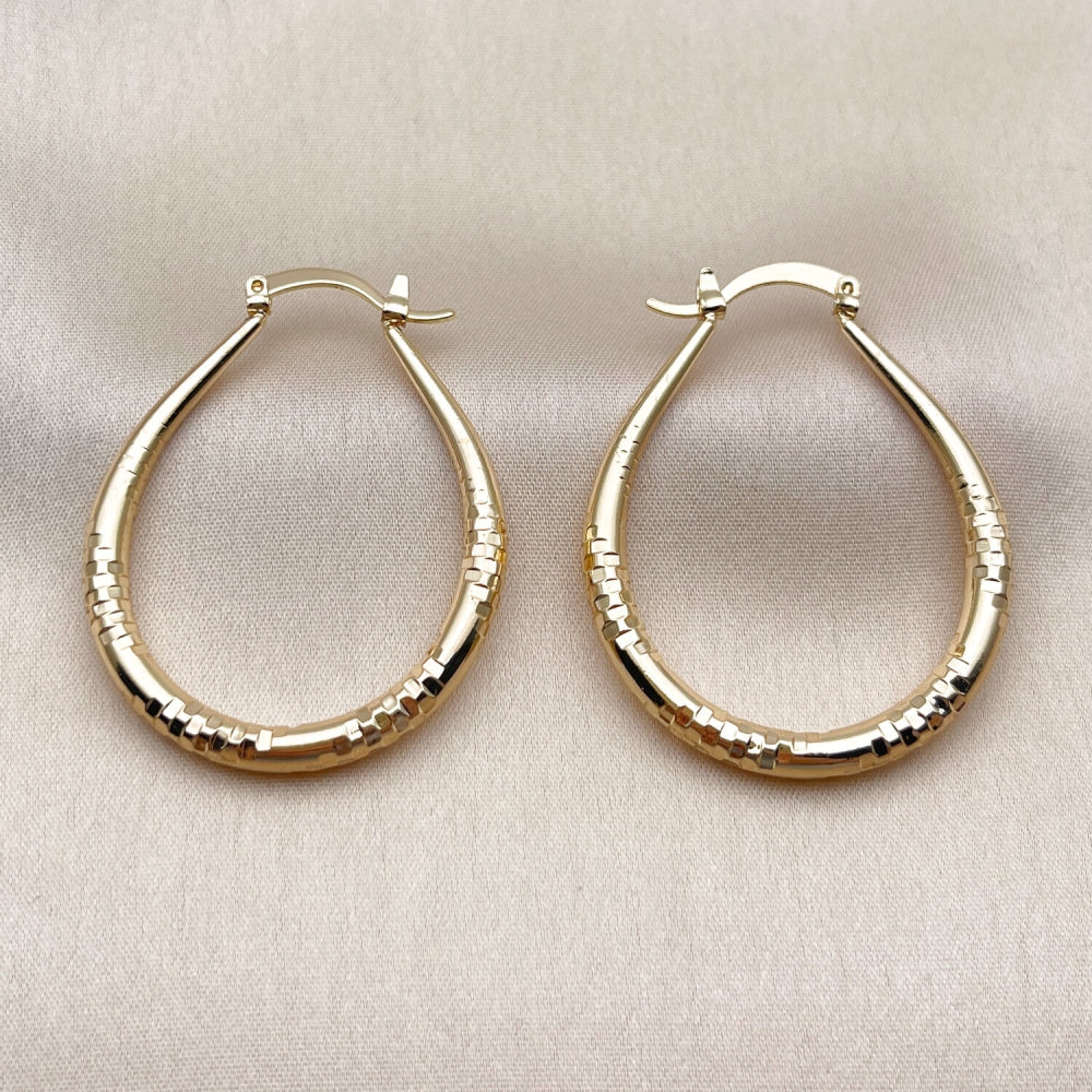 Oro Laminado Medium Hoop, Gold Filled Style Teardrop and Hollow Design, Diamond Cutting Finish, Golden Finish
