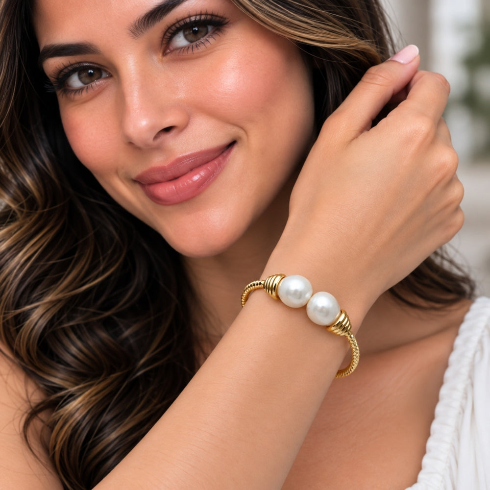 Oro Laminado Individual Bangle, Gold Filled Style Teardrop Design, with Ivory Pearl, Diamond Cutting Finish, Golden Finish