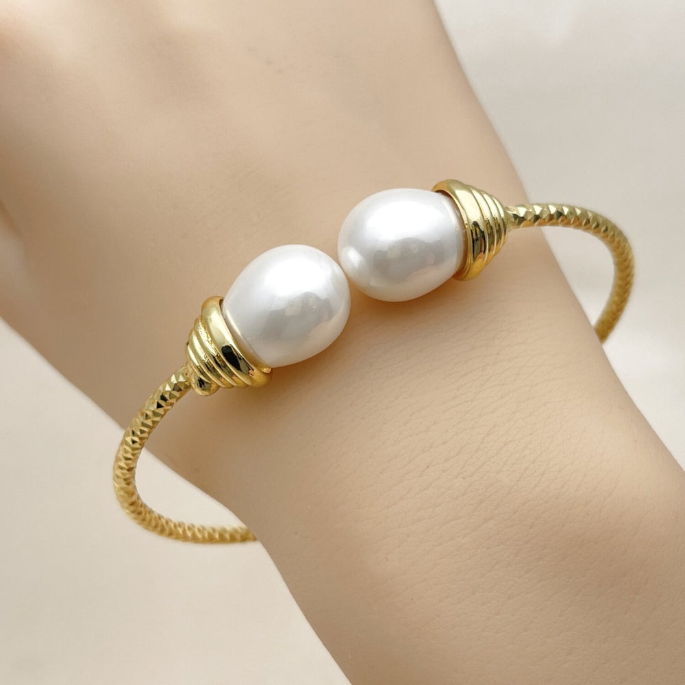 Oro Laminado Individual Bangle, Gold Filled Style Teardrop Design, with Ivory Pearl, Diamond Cutting Finish, Golden Finish