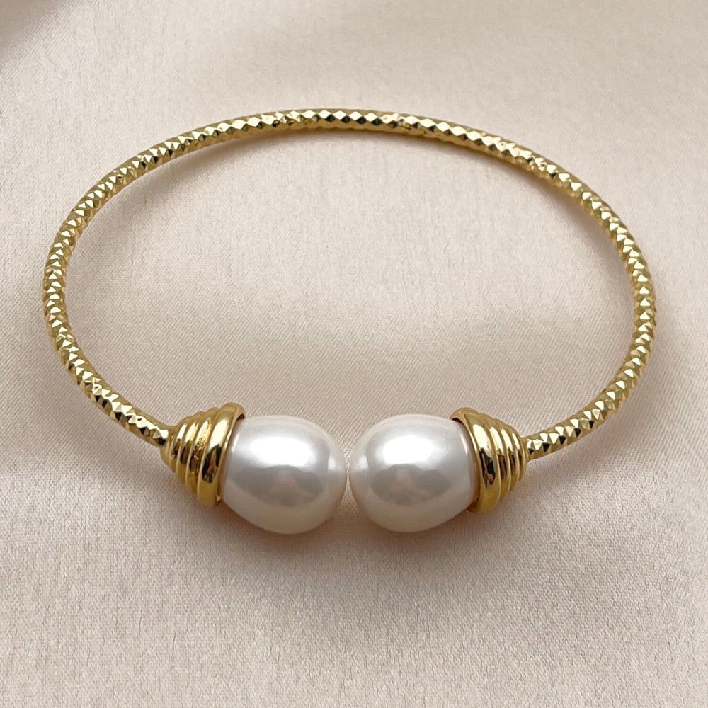 Oro Laminado Individual Bangle, Gold Filled Style Teardrop Design, with Ivory Pearl, Diamond Cutting Finish, Golden Finish