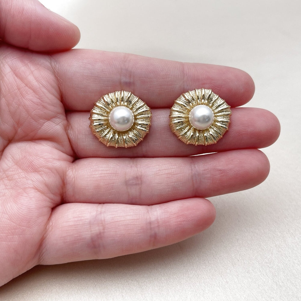 Oro Laminado Stud Earring, Gold Filled Style Flower Design, with Ivory Pearl, Polished, Golden Finish