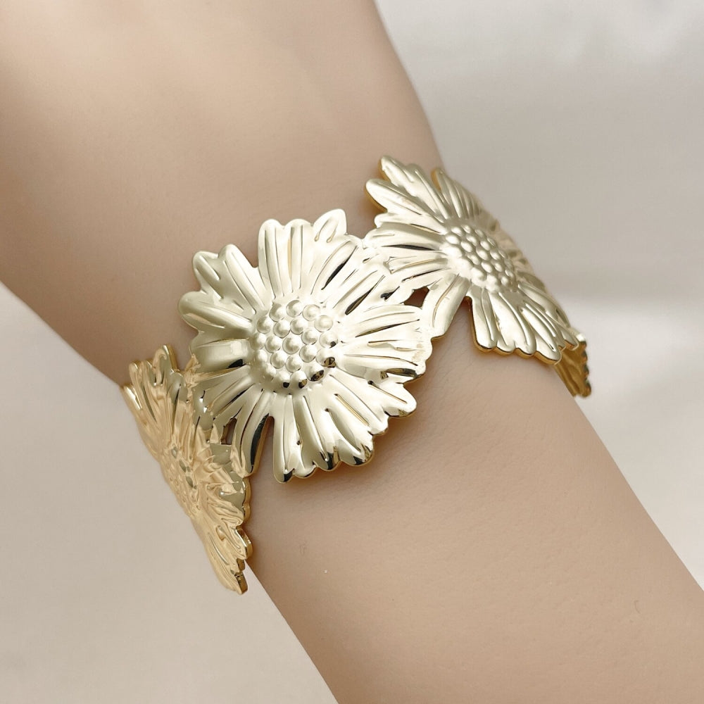 Oro Laminado Individual Bangle, Gold Filled Style Flower Design, Polished, Golden Finish