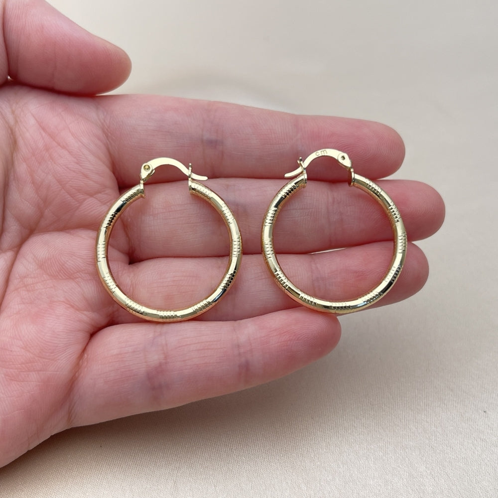 Oro Laminado Medium Hoop, Gold Filled Style Hollow Design, Diamond Cutting Finish, Golden Finish