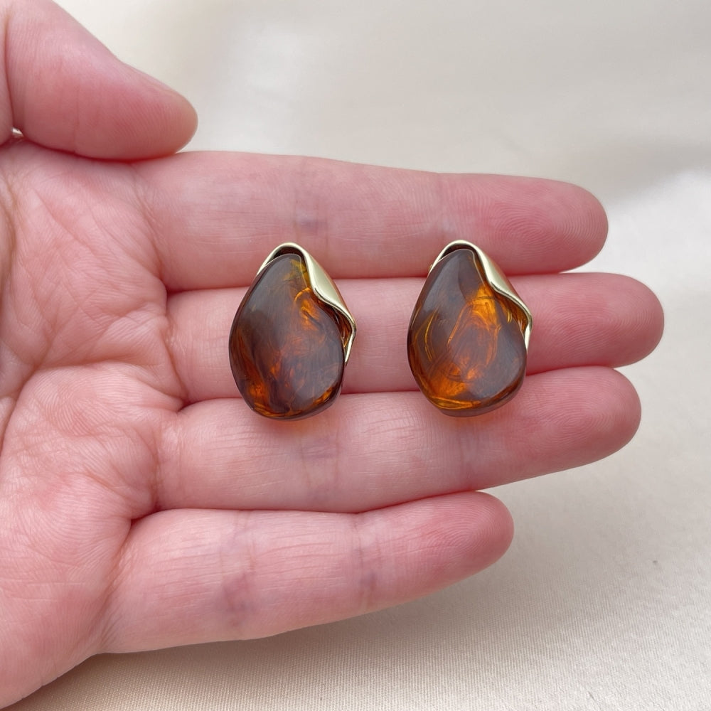Oro Laminado Stud Earring, Gold Filled Style Teardrop Design, Brown Resin Finish, Golden Finish