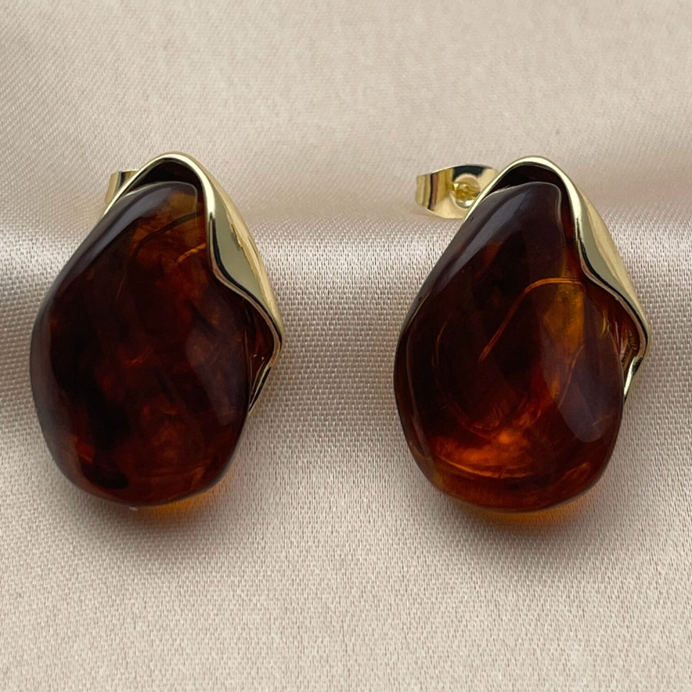 Oro Laminado Stud Earring, Gold Filled Style Teardrop Design, Brown Resin Finish, Golden Finish