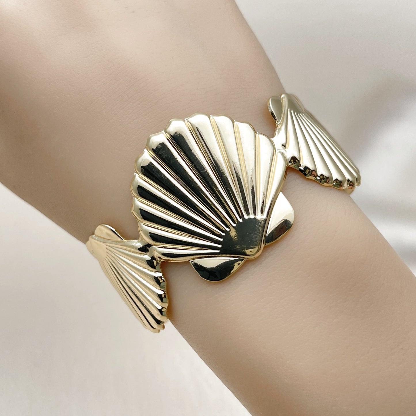 Oro Laminado Individual Bangle, Gold Filled Style Shell Design, Polished, Golden