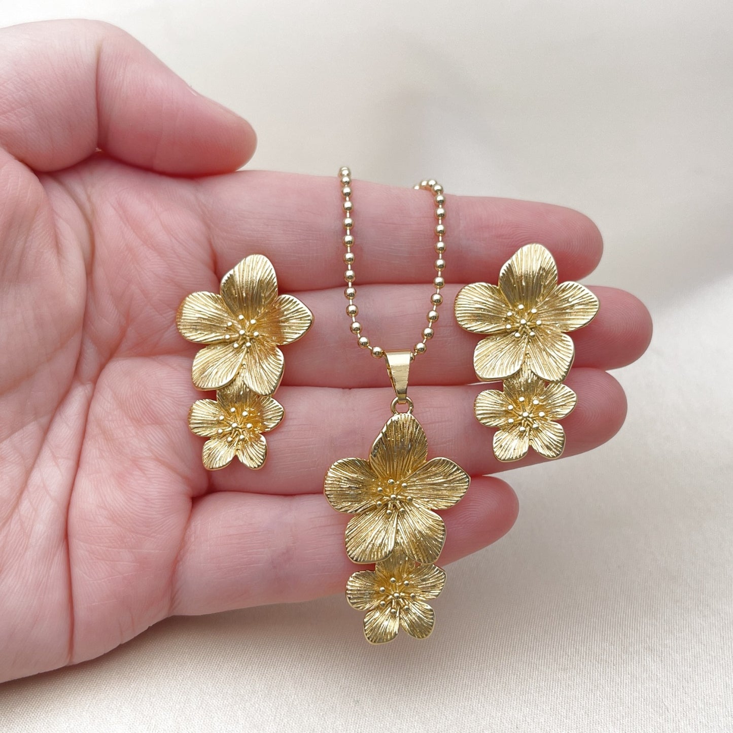Oro Laminado Earring and Pendant Adult Set, Gold Filled Style Flower and Ball Design, Diamond Cutting Finish