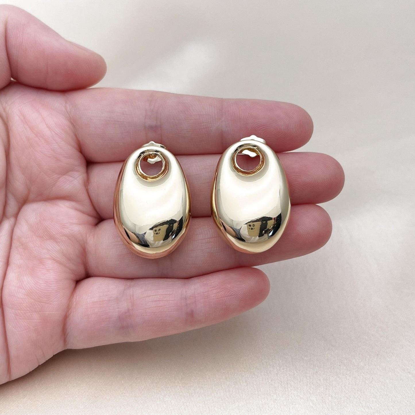 Oro Laminado Stud Earring, Gold Filled Style Hollow Design, Polished, Golden Finish