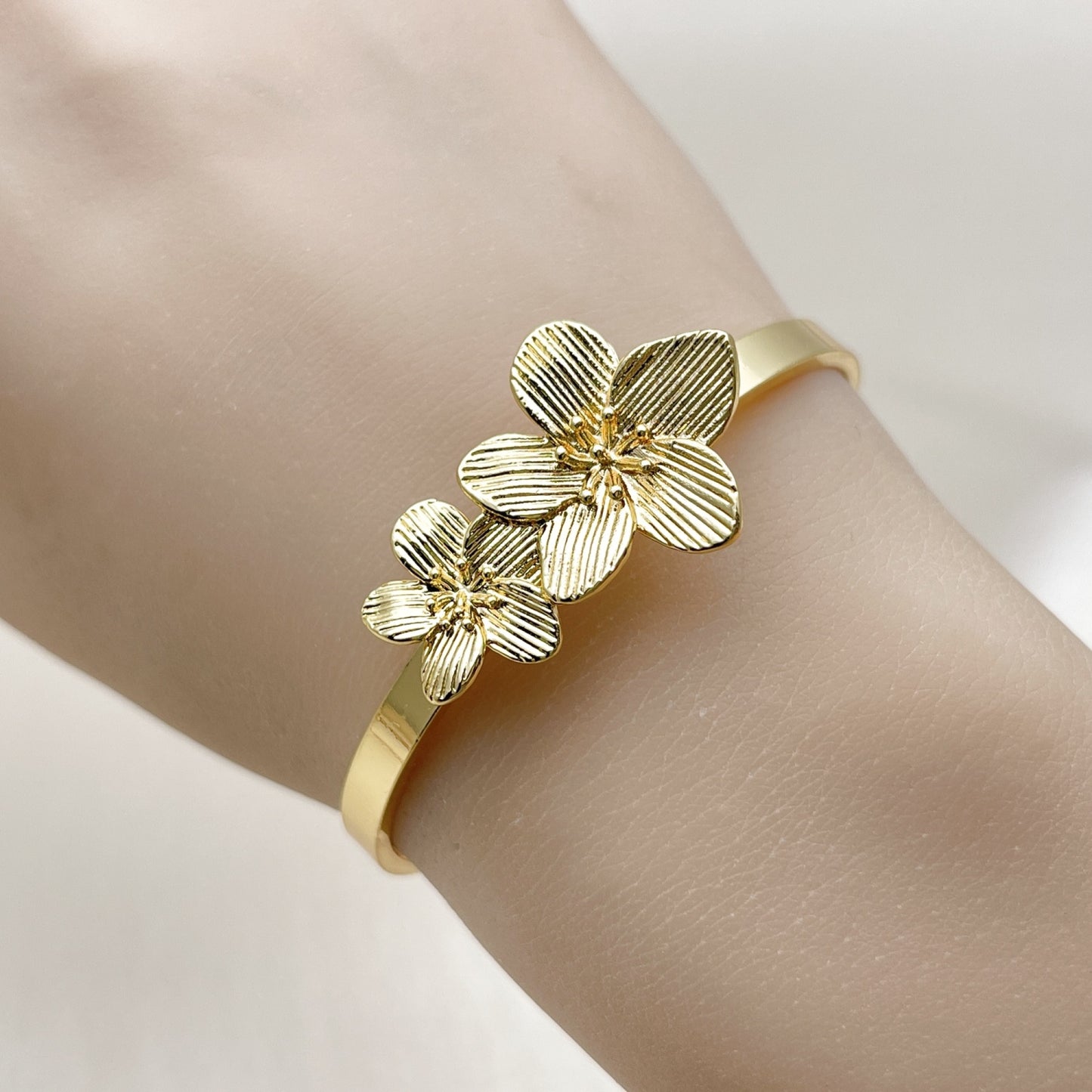 Oro Laminado Individual Bangle, Gold Filled Style Flower Design, Diamond Cutting Finish