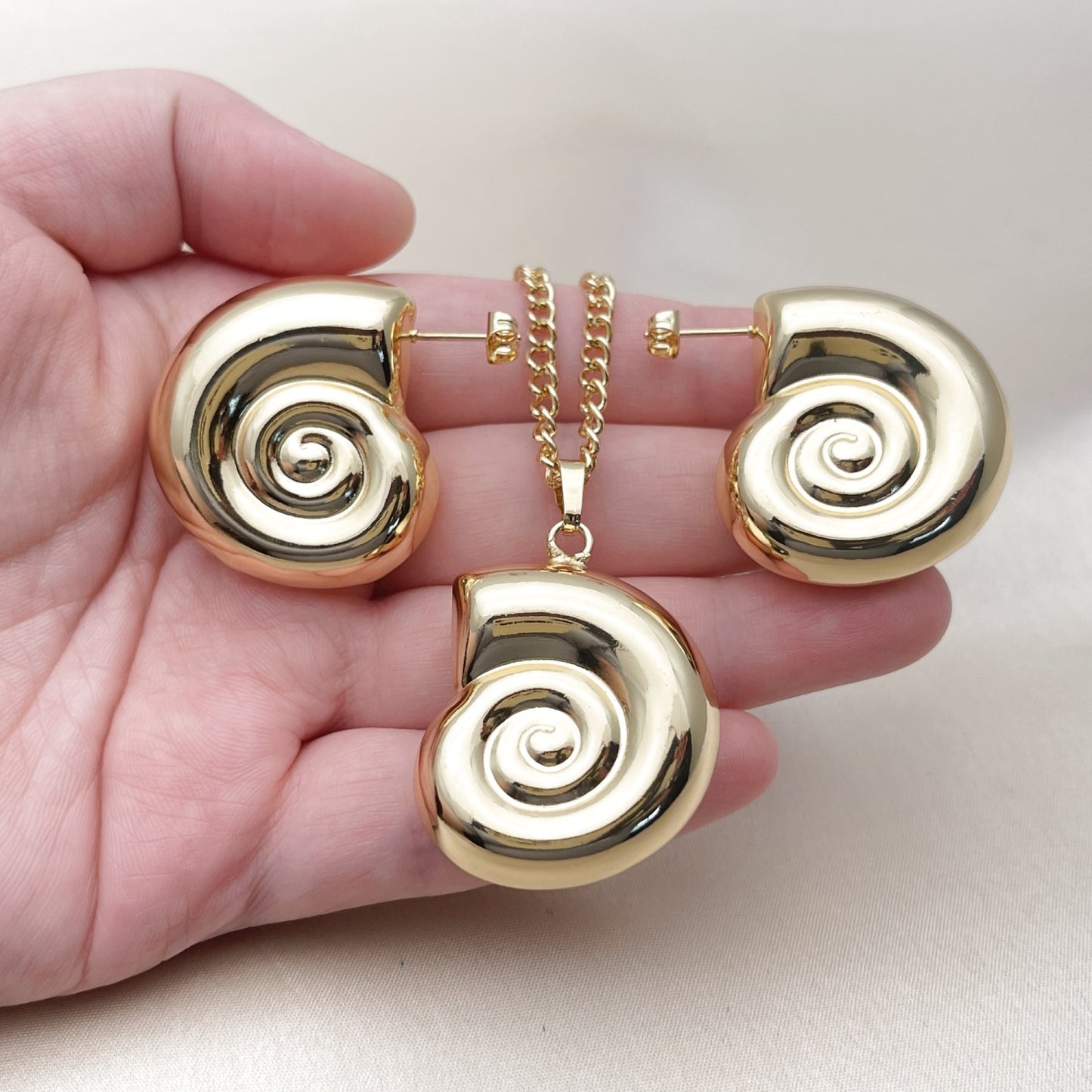 Oro Laminado Earring and Pendant Adult Set, Gold Filled Style Snail and Hollow Design, Polished, Golden Finish