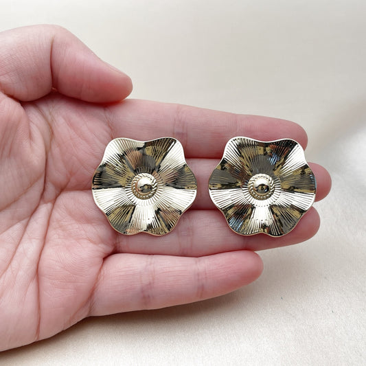 Oro Laminado Stud Earring, Gold Filled Style Leaf and Flower Design, Diamond Cutting