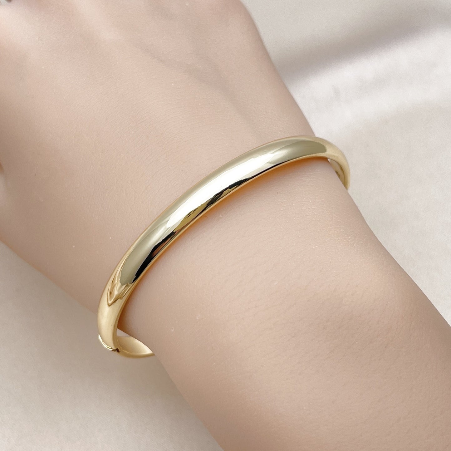 Oro Laminado Individual Bangle, Gold Filled Style Polished, Golden Finish