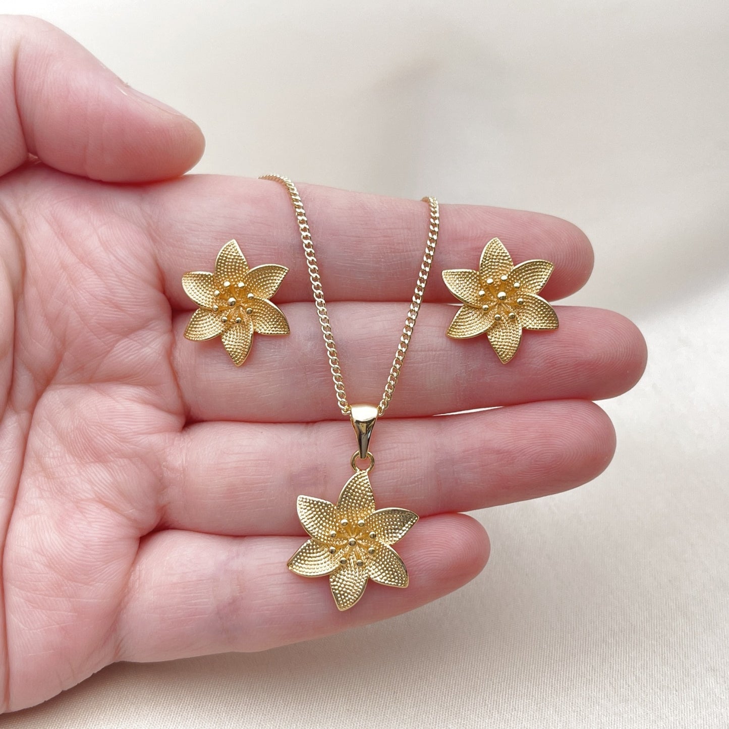Oro Laminado Earring and Pendant Adult Set, Gold Filled Style Flower Design, Matte Finish