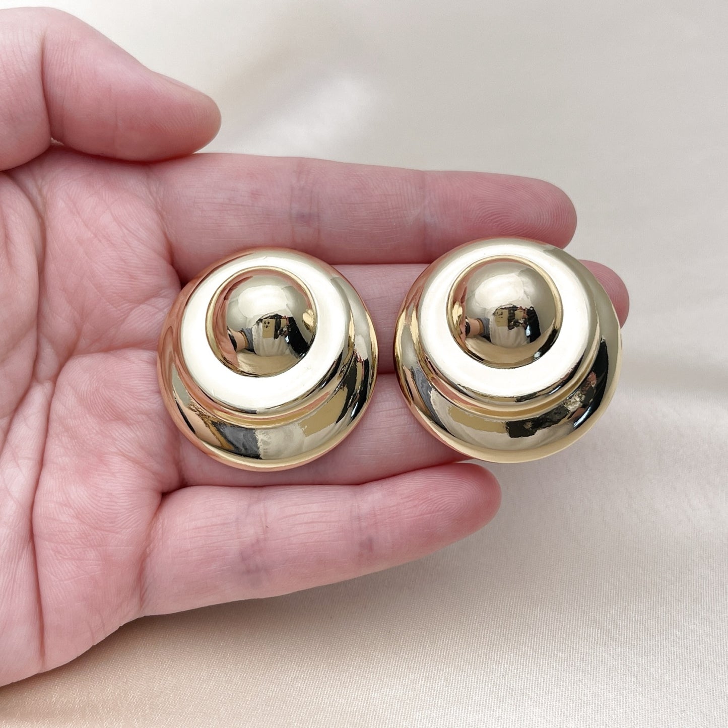 Oro Laminado Stud Earring, Gold Filled Style Hollow Design, Polished, Golden Finish