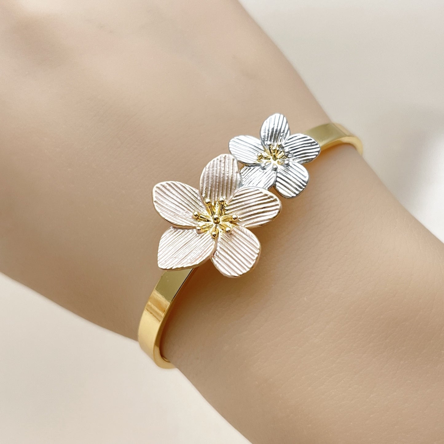 Oro Laminado Individual Bangle, Gold Filled Style Flower Design, Diamond Cutting Finish