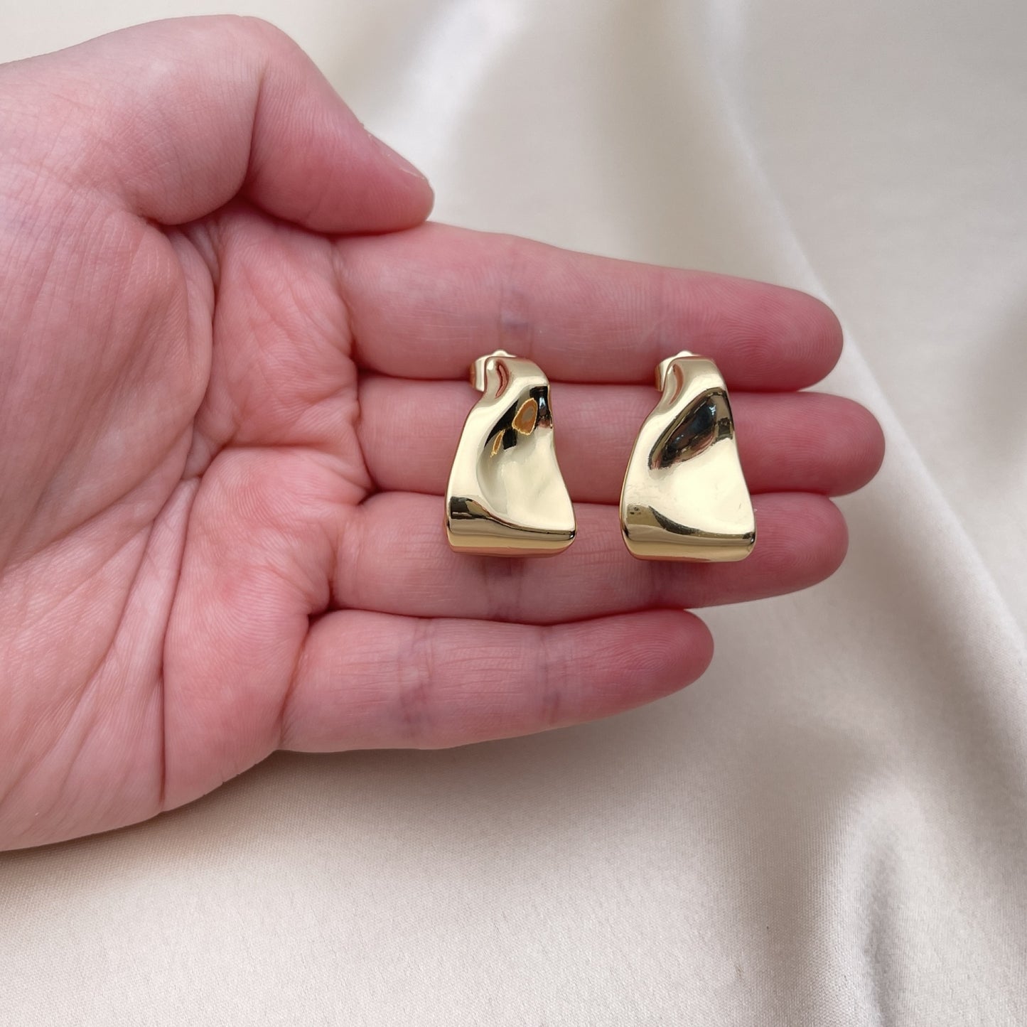 Oro Laminado Stud Earring, Gold Filled Style Polished, Golden Finish