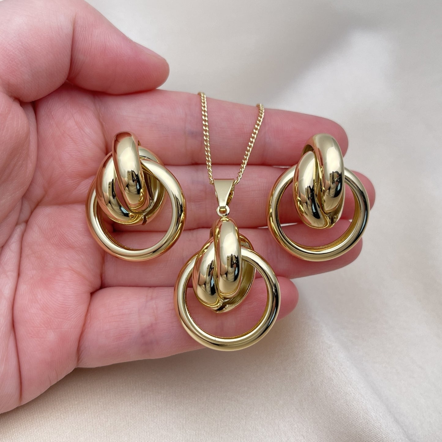 Oro Laminado Earring and Pendant Adult Set, Gold Filled Style Love Knot and Hollow Design, Polished, Golden Finish
