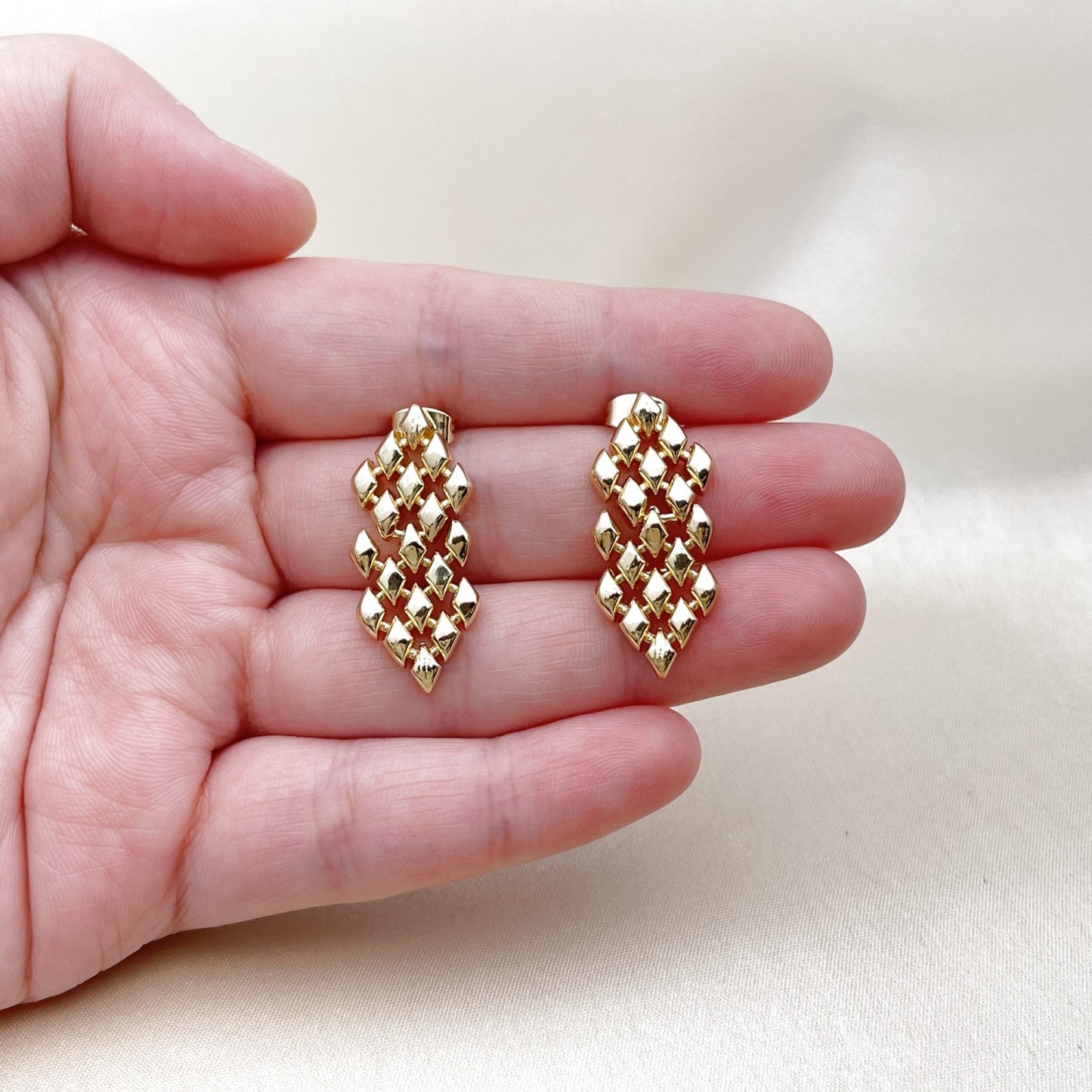 Oro Laminado Stud Earring, Gold Filled Style Polished, Golden Finish