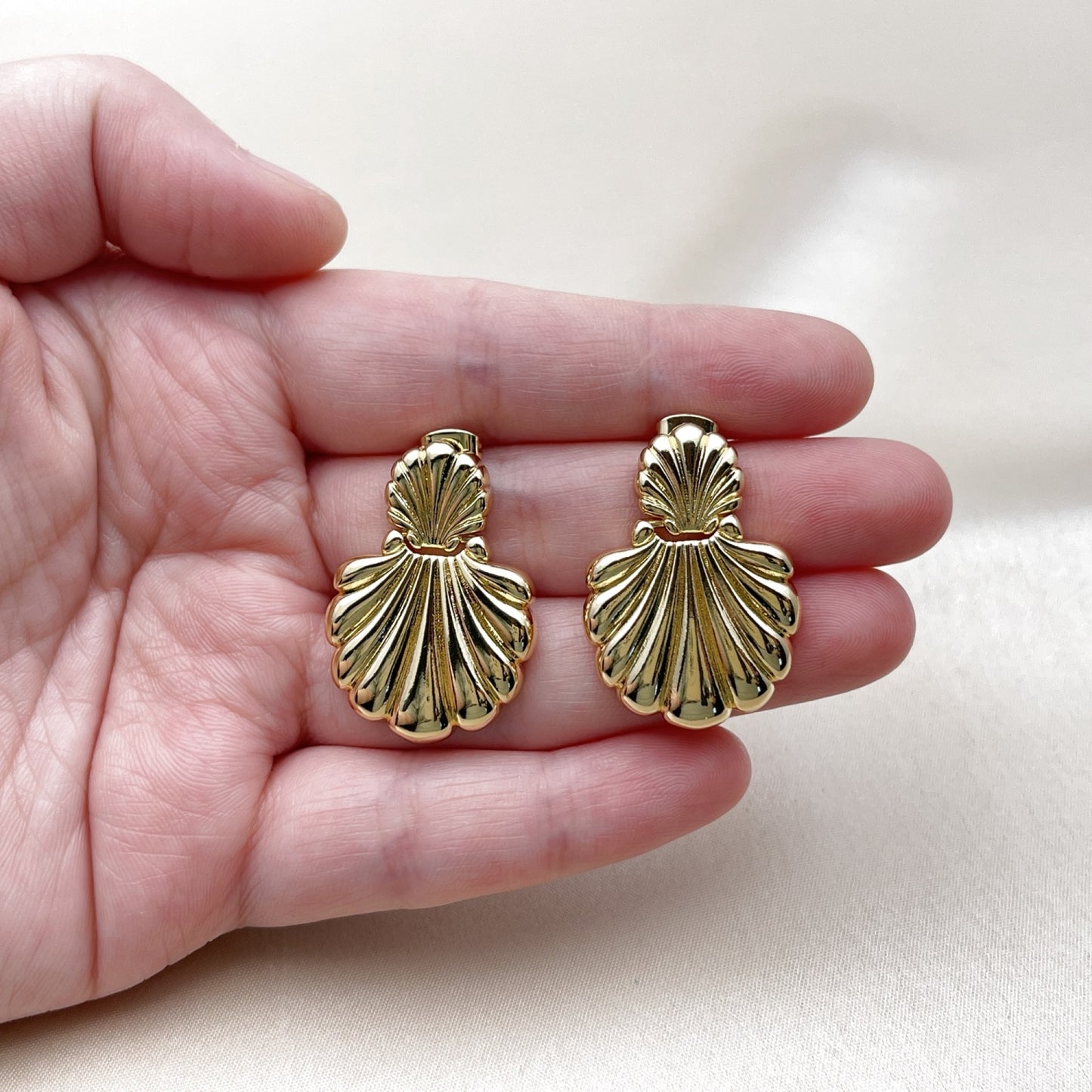 Oro Laminado Stud Earring, Gold Filled Style Shell Design, Polished, Golden Finish