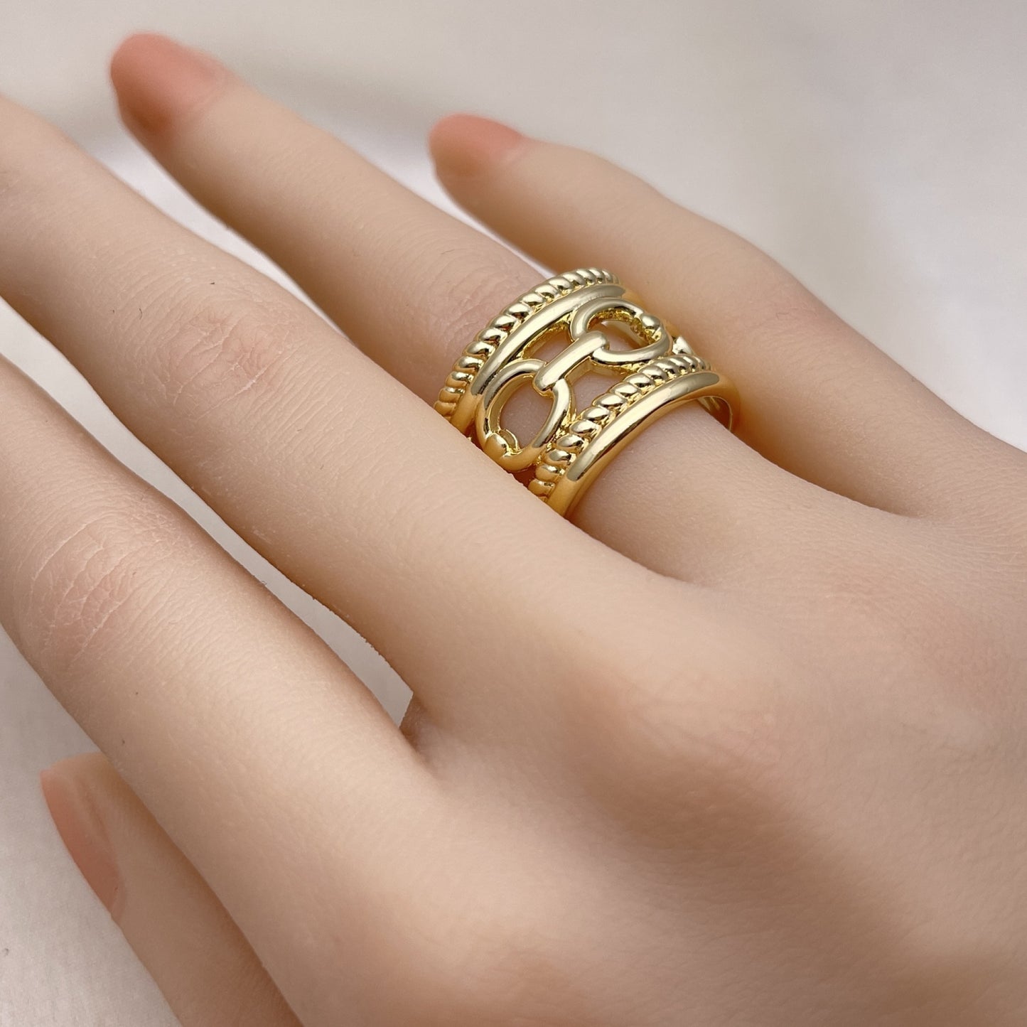 Oro Laminado Elegant Ring, Gold Filled Style and Paperclip Polished, Golden Finish