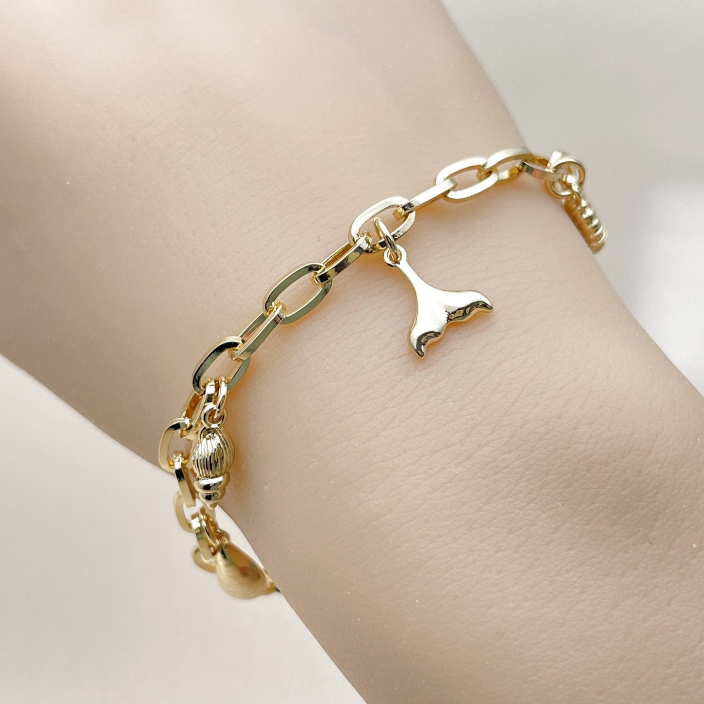 Oro Laminado Charm Bracelet, Gold Filled Style Shell Design, Polished, Golden