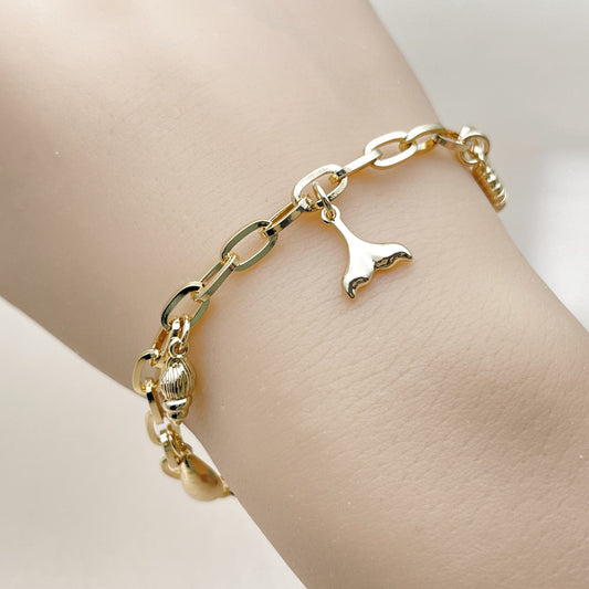 Oro Laminado Charm Bracelet, Gold Filled Style Shell Design, Polished, Golden